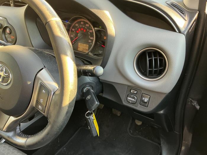 Toyota Yaris III 1.33 16V Dual VVT-I Sloopvoertuig (2016, Grijs, Muisgrijs)