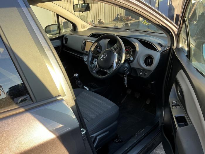 Toyota Yaris III 1.33 16V Dual VVT-I Sloopvoertuig (2016, Grijs, Muisgrijs)