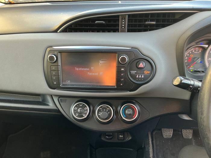 Toyota Yaris III 1.33 16V Dual VVT-I Sloopvoertuig (2016, Grijs, Muisgrijs)