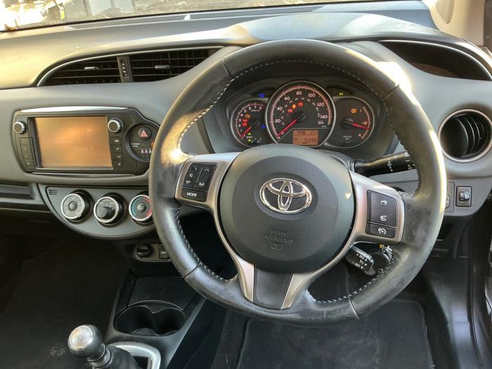 Toyota Yaris III 1.33 16V Dual VVT-I Sloopvoertuig (2016, Grijs, Muisgrijs)