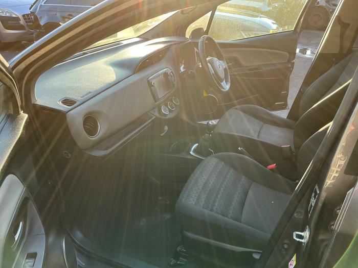 Toyota Yaris III 1.33 16V Dual VVT-I Sloopvoertuig (2016, Grijs, Muisgrijs)