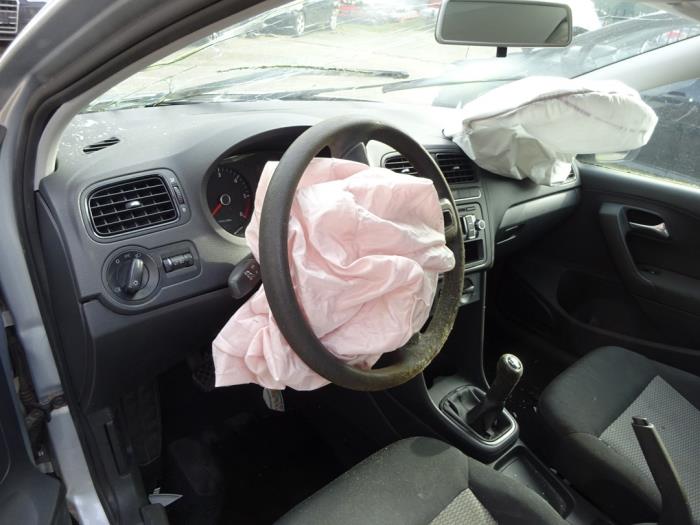 Volkswagen Polo V 1.6 TDI 16V 75 Skrotfordon (2010, GRIJS)