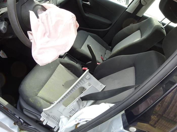 Volkswagen Polo V 1.6 TDI 16V 75 Skrotfordon (2010, GRIJS)