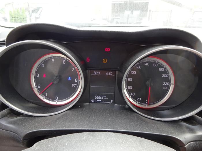 Suzuki Swift 1.2 Dual Jet 16V Allgrip Samochód złomowany (2019, Bialy)