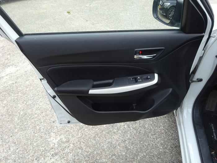 Suzuki Swift 1.2 Dual Jet 16V Allgrip Samochód złomowany (2019, Bialy)