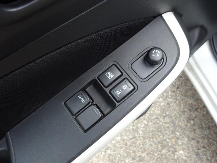 Suzuki Swift 1.2 Dual Jet 16V Allgrip Samochód złomowany (2019, Bialy)