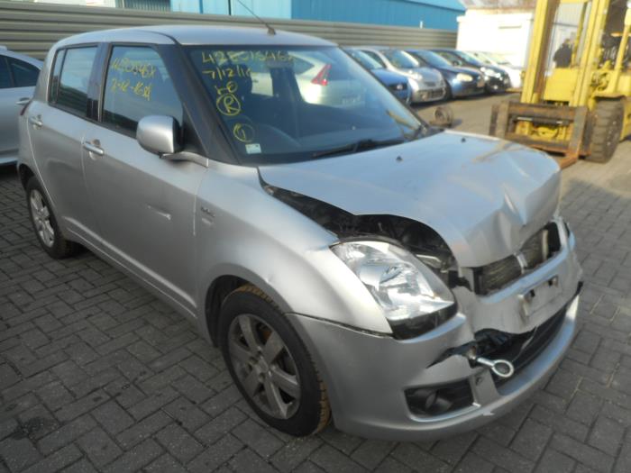 Suzuki Swift Skrotfordon (2010, ZILVERGRIJS)