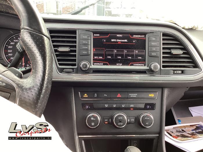 Seat Leon 1.4 TSI ACT 16V Samochód złomowany (2017, Czarny)