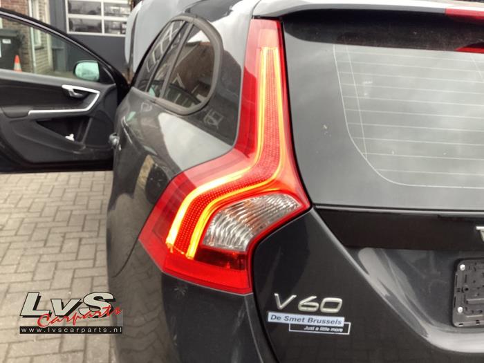 Volvo V60 I 1.6 DRIVe Skrotfordon (2015, GRIJS)