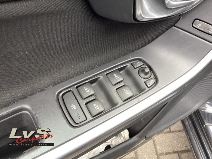 Volvo V60 I 1.6 DRIVe Skrotfordon (2015, GRIJS)