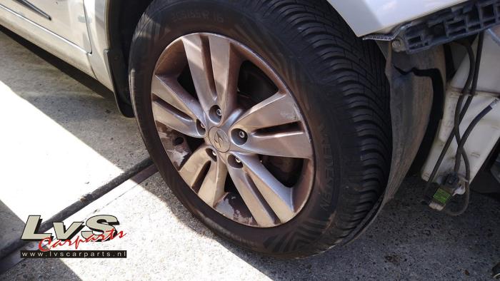 Hyundai iX20 1.4i 16V Sloopvoertuig (2011, Zilvergrijs)