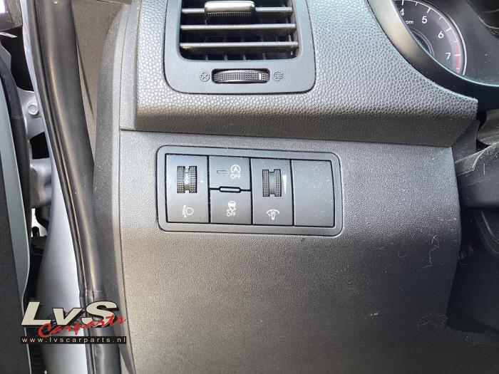 Hyundai iX20 1.4i 16V Sloopvoertuig (2011, Zilvergrijs)