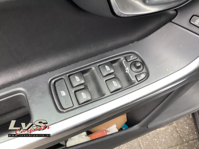 Volvo V60 I 2.4 D6 20V Plug-in Hybrid AWD Sloopvoertuig (2013, Zwart)