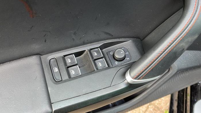 Seat Leon 1.4 TSI e-HYBRID 204 16V Samochód złomowany (2020, Metalik, Czarny)