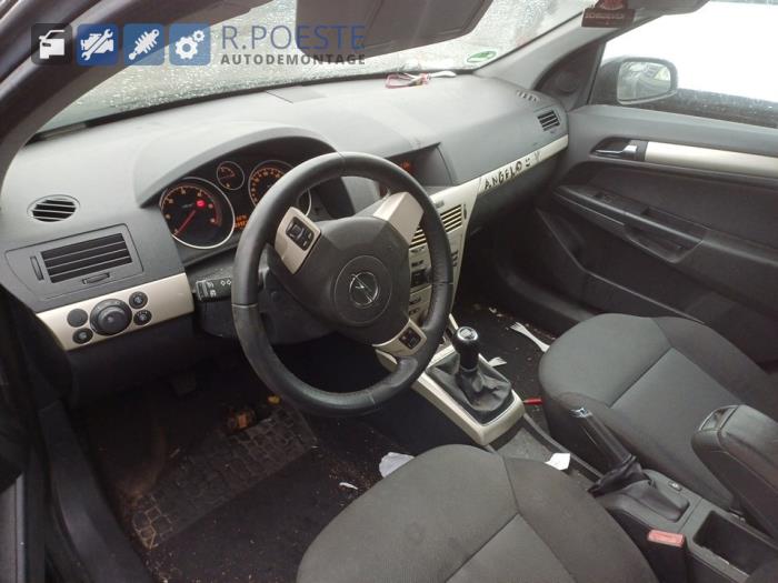 Opel Astra H SW 1.7 CDTi 16V Skrotfordon (2007, ZWART)