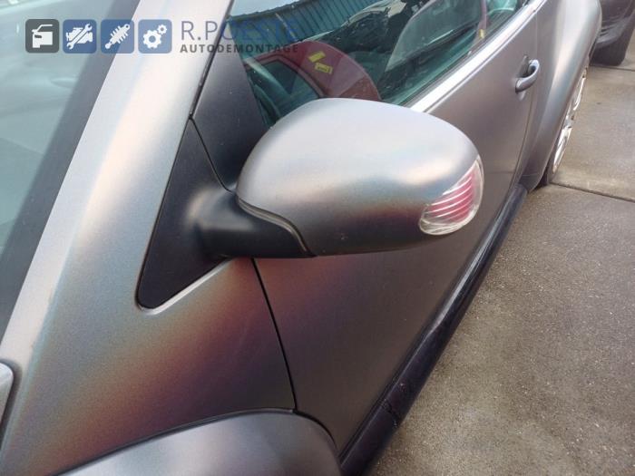 Volkswagen New Beetle 1.6 Skrotfordon (2003, GRIJS)