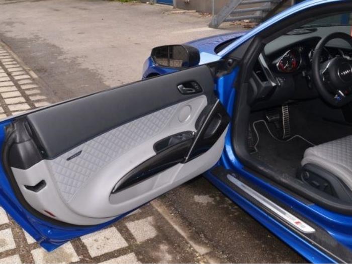 Audi R8 5.2 V10 40V FSI Skrotfordon (2015, METALLIC BLAUW)