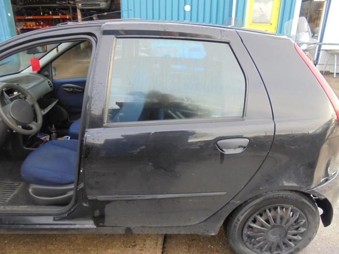 Fiat Punto II 1.2 60 S Skrotfordon (2001, ZWART)