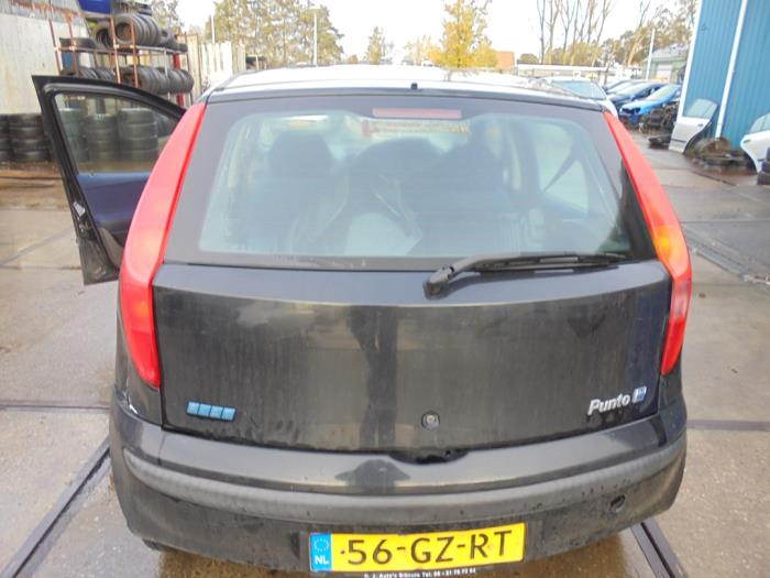 Fiat Punto II 1.2 60 S Skrotfordon (2001, ZWART)