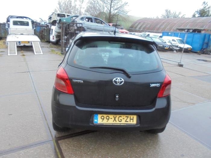 Toyota Yaris II 1.4 D-4D Samochód złomowany (2007, Czarny)