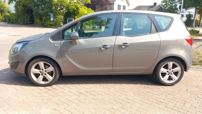 Opel Meriva 1.4 16V Ecotec Sloopvoertuig (2010, Zilvergrijs, Bruin)