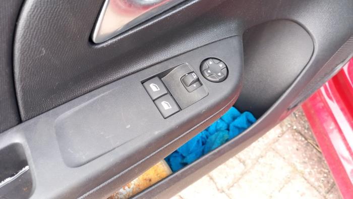 Opel Corsa F 1.2 Turbo 12V 100 Sloopvoertuig (2020, Rood, Zwart)