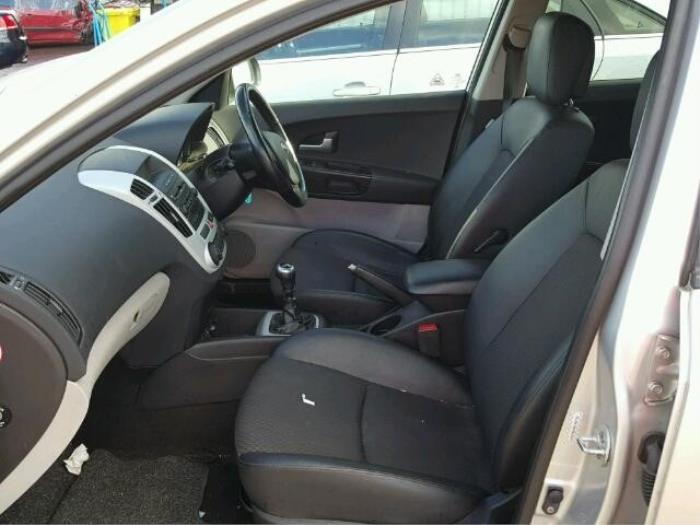 Kia Cee'd Sporty Wagon 1.6 CRDi 115 16V Sloopvoertuig (2009, Zilver)