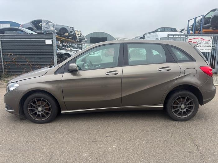 Mercedes B 1.8 B-180 CDI BlueEFFICIENCY 16V Skrotfordon (2012, BRUIN)