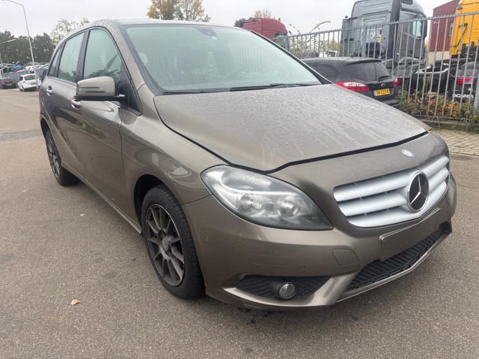 Mercedes B 1.8 B-180 CDI BlueEFFICIENCY 16V Skrotfordon (2012, BRUIN)