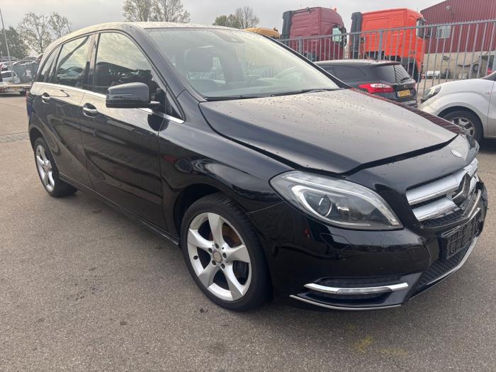 Mercedes B 1.6 B-200 BlueEFFICIENCY Turbo 16V Skrotfordon (2012, ZWART)