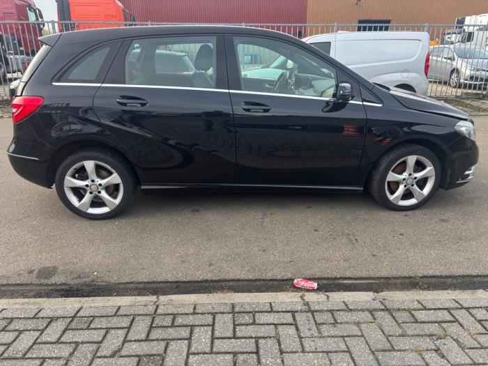 Mercedes B 1.6 B-200 BlueEFFICIENCY Turbo 16V Skrotfordon (2012, ZWART)