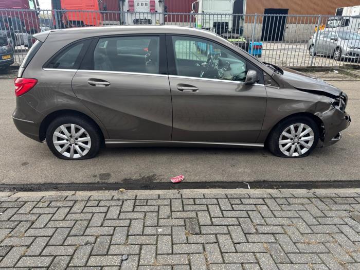 Mercedes B 1.6 B-180 BlueEFFICIENCY Turbo 16V Skrotfordon (2013, GRIJS)