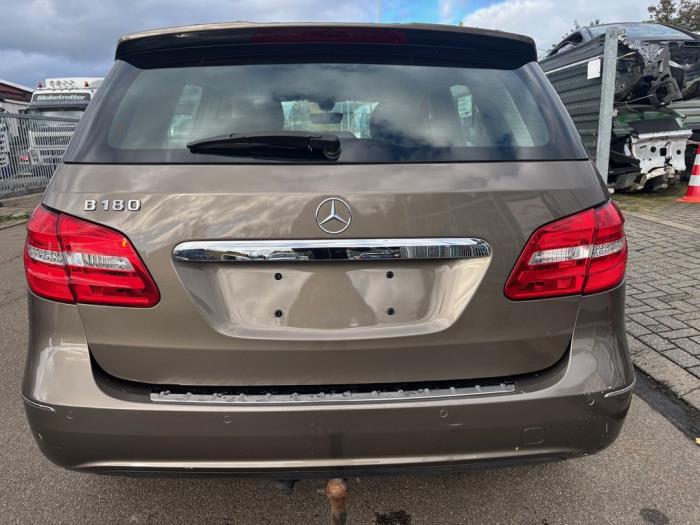 Mercedes B 1.6 B-180 BlueEFFICIENCY Turbo 16V Skrotfordon (2013, GRIJS)