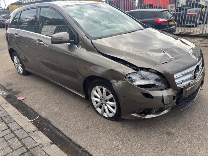 Mercedes B 1.6 B-180 BlueEFFICIENCY Turbo 16V Skrotfordon (2013, GRIJS)