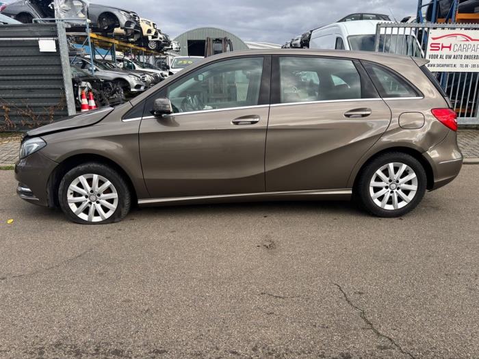 Mercedes B 1.6 B-180 BlueEFFICIENCY Turbo 16V Skrotfordon (2013, GRIJS)