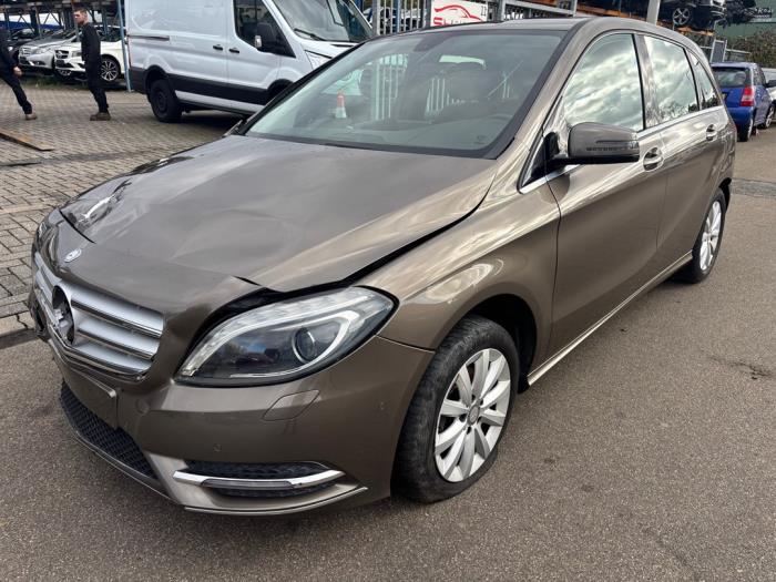Mercedes B 1.6 B-180 BlueEFFICIENCY Turbo 16V Skrotfordon (2013, GRIJS)