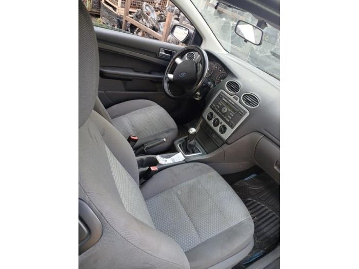 Ford Focus 2 1.6 Ti-VCT 16V Samochód złomowany (2005, Czarny)