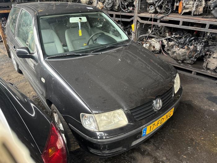 Volkswagen Polo III 1.4 16V 75 Samochód złomowany (2000, Czarny)