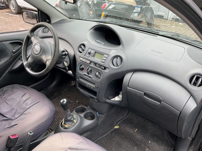 Toyota Yaris 1.3 16V VVT-i Skrotfordon (2004, ZWART)