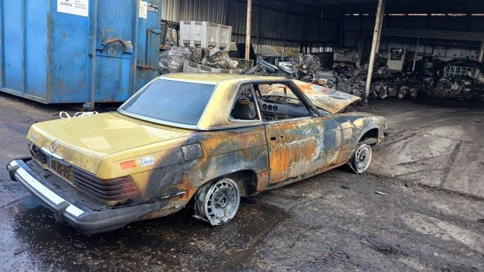 Mercedes SL Samochód złomowany (1980, Zólty)