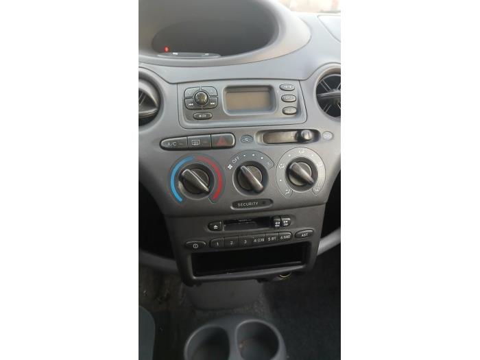 Toyota Yaris 1.0 16V VVT-i Skrotfordon (2000, BLAUW)