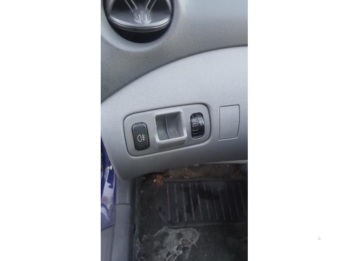 Toyota Yaris 1.0 16V VVT-i Skrotfordon (2000, BLAUW)