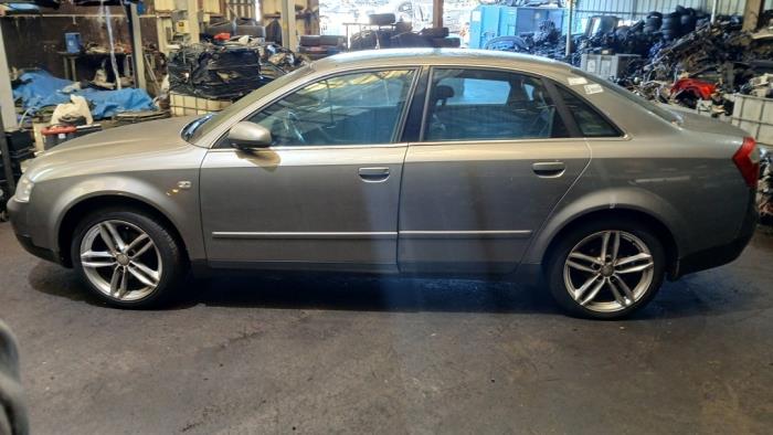 Audi A4 2.0 20V Sloopvoertuig (2003, Grijs)