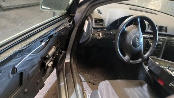 Audi A4 2.0 20V Sloopvoertuig (2003, Grijs)