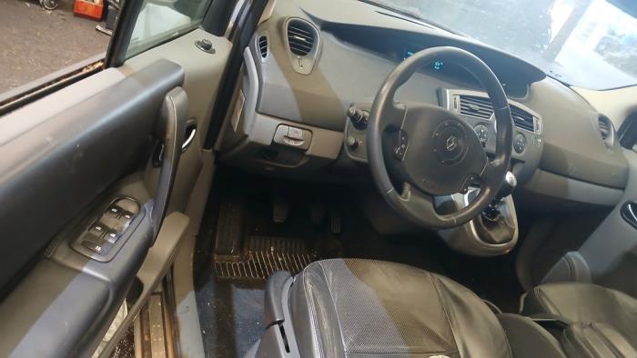 Renault Scénic II 2.0 16V Skrotfordon (2004, GRIJS)