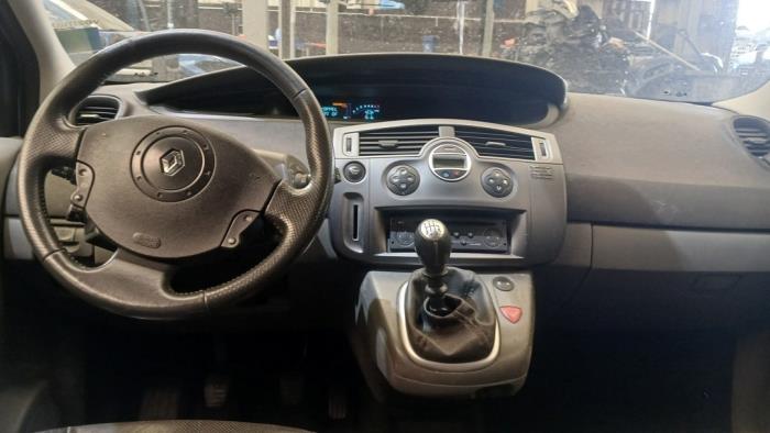 Renault Scénic II 2.0 16V Skrotfordon (2004, GRIJS)