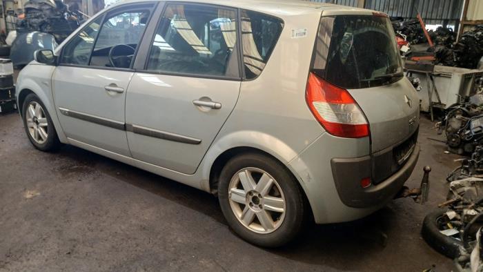 Renault Scénic II 2.0 16V Skrotfordon (2004, GRIJS)