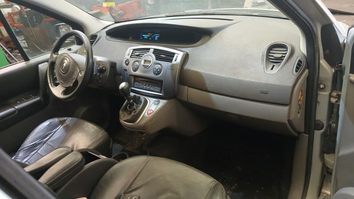 Renault Scénic II 2.0 16V Skrotfordon (2004, GRIJS)