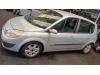 Renault Scénic II 2.0 16V Skrotfordon (2004, GRIJS)
