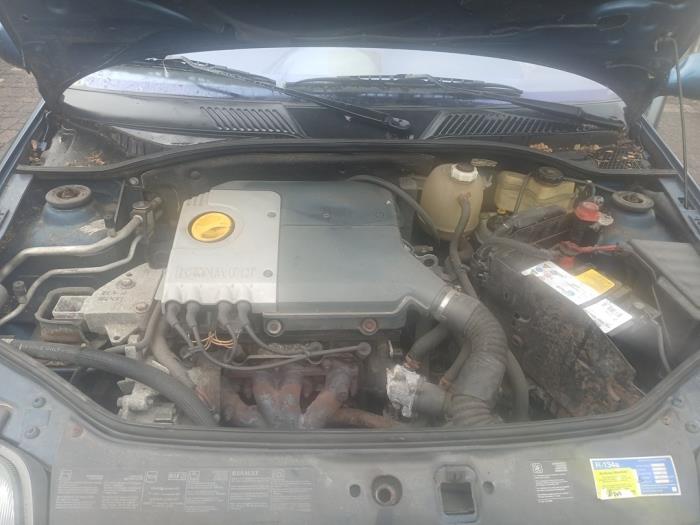 Renault Clio II 1.6 RN, RT Skrotfordon (1999, BLAUW)